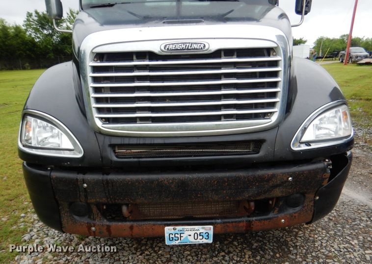 image for item DK5693 2007 Freightliner Columbia 120  semi truck