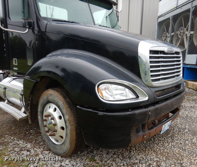 image for item DK5693 2007 Freightliner Columbia 120  semi truck