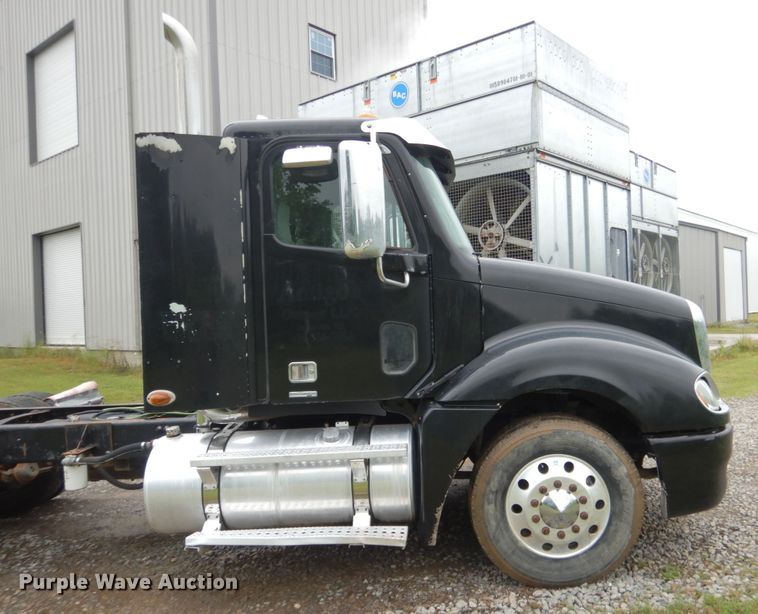 image for item DK5693 2007 Freightliner Columbia 120  semi truck