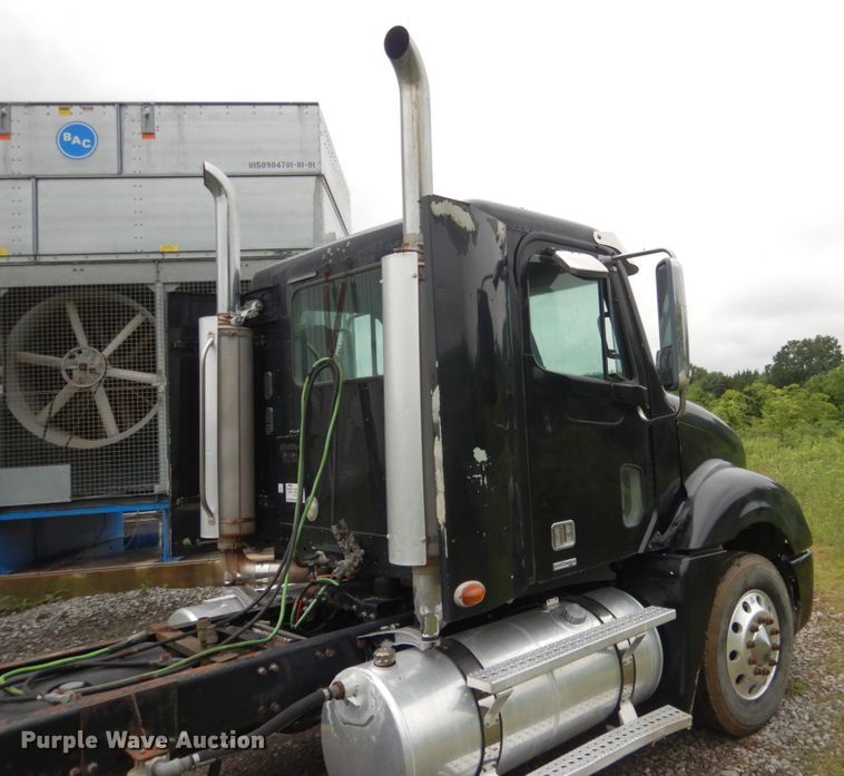 image for item DK5693 2007 Freightliner Columbia 120  semi truck