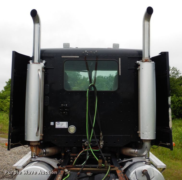 image for item DK5693 2007 Freightliner Columbia 120  semi truck