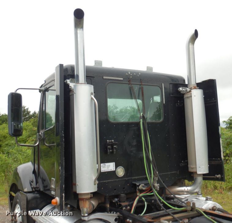 image for item DK5693 2007 Freightliner Columbia 120  semi truck