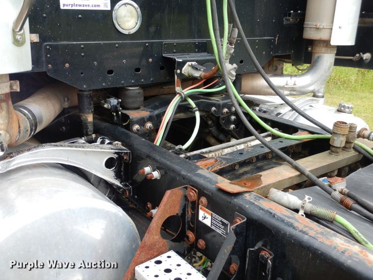 image for item DK5693 2007 Freightliner Columbia 120  semi truck