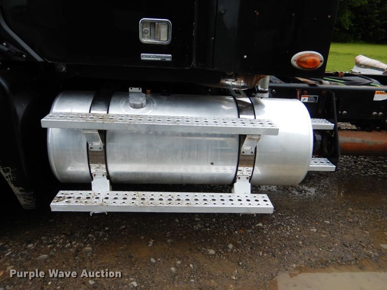 image for item DK5693 2007 Freightliner Columbia 120  semi truck