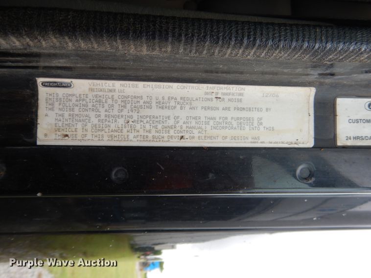 image for item DK5693 2007 Freightliner Columbia 120  semi truck