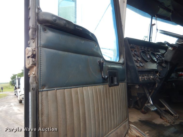 image for item DK5696 1998 Kenworth T800  semi truck