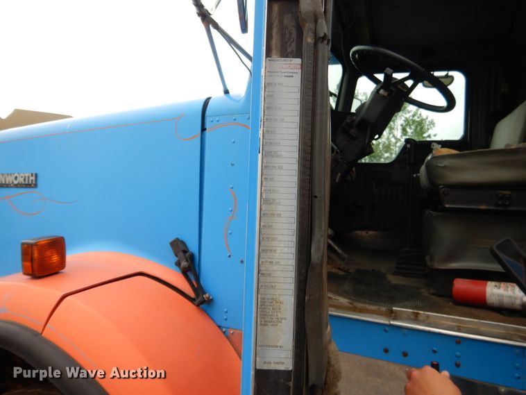 image for item DK5696 1998 Kenworth T800  semi truck