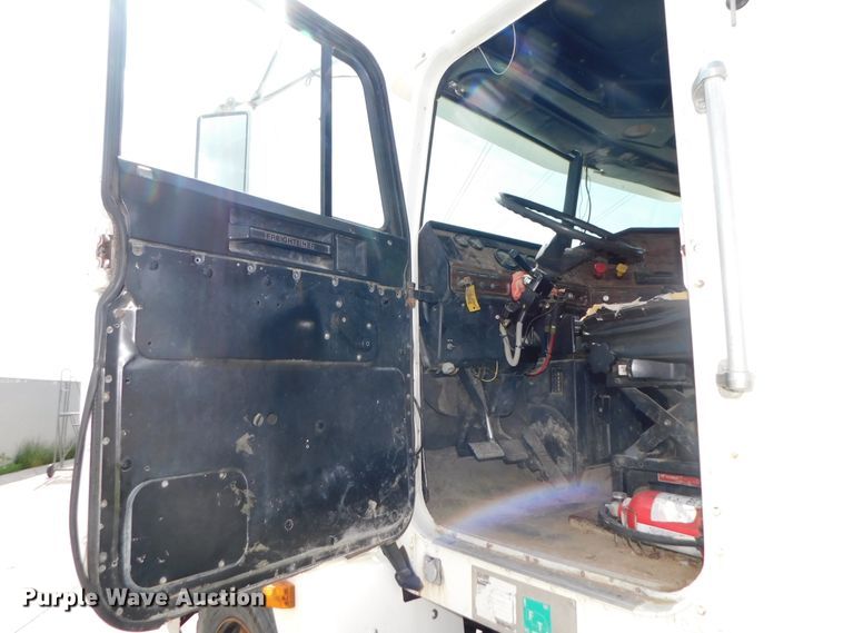 image for item DK8551 1997 Freightliner FLD120  semi truck