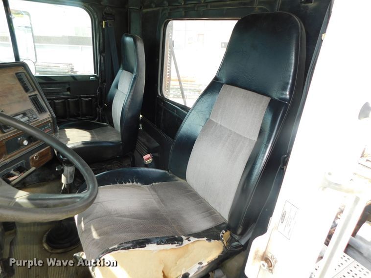 image for item DK8551 1997 Freightliner FLD120  semi truck