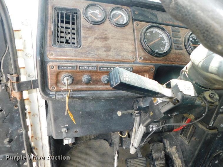 image for item DK8551 1997 Freightliner FLD120  semi truck