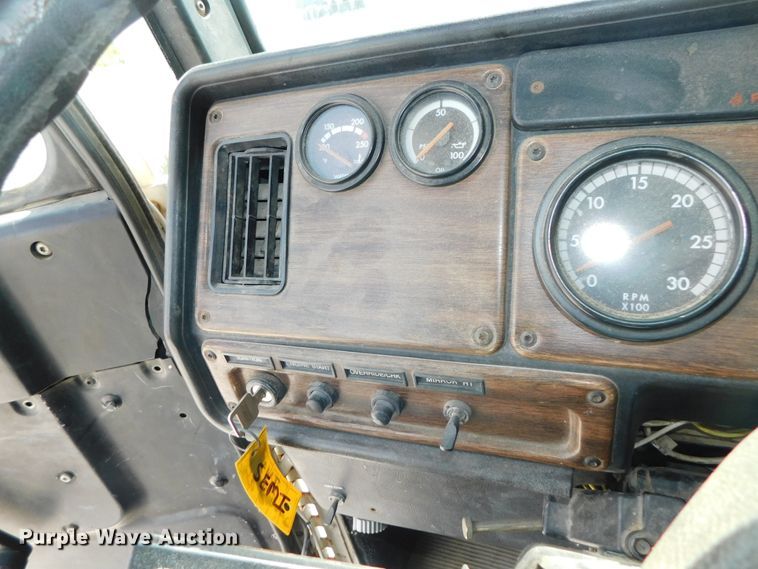 image for item DK8551 1997 Freightliner FLD120  semi truck