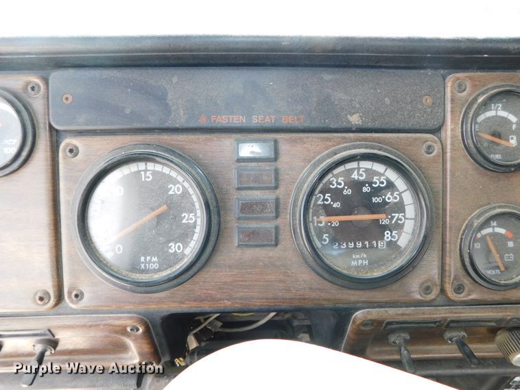 image for item DK8551 1997 Freightliner FLD120  semi truck