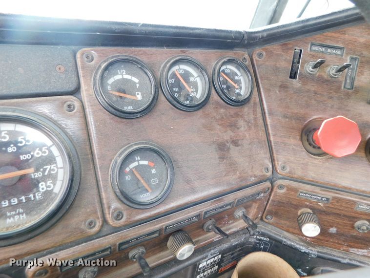 image for item DK8551 1997 Freightliner FLD120  semi truck