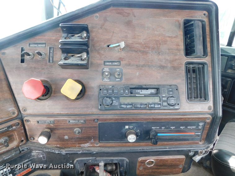 image for item DK8551 1997 Freightliner FLD120  semi truck