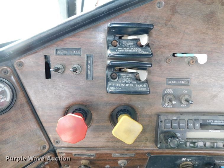 image for item DK8551 1997 Freightliner FLD120  semi truck