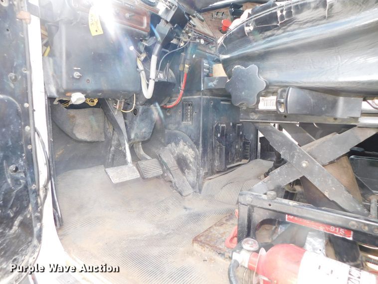 image for item DK8551 1997 Freightliner FLD120  semi truck