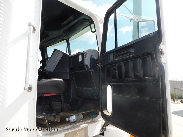 image for item DK8551 1997 Freightliner FLD120  semi truck