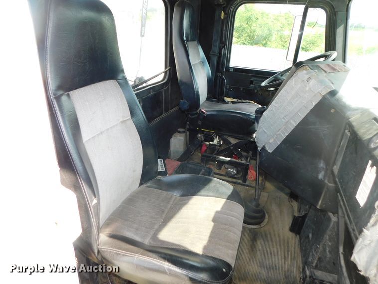 image for item DK8551 1997 Freightliner FLD120  semi truck