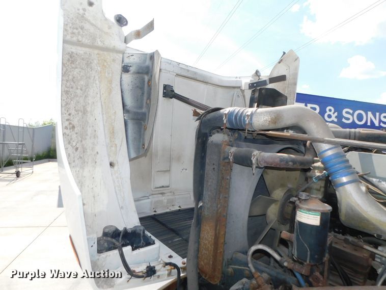 image for item DK8551 1997 Freightliner FLD120  semi truck