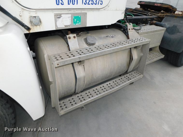 image for item DK8551 1997 Freightliner FLD120  semi truck