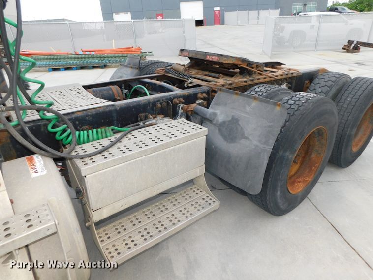 image for item DK8551 1997 Freightliner FLD120  semi truck