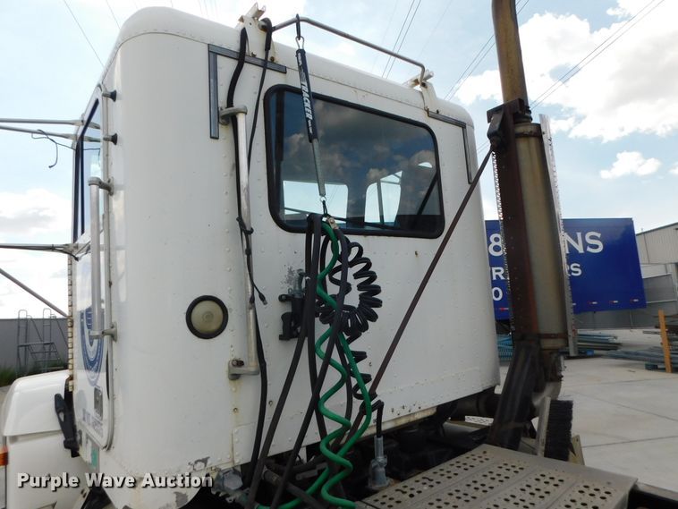 image for item DK8551 1997 Freightliner FLD120  semi truck