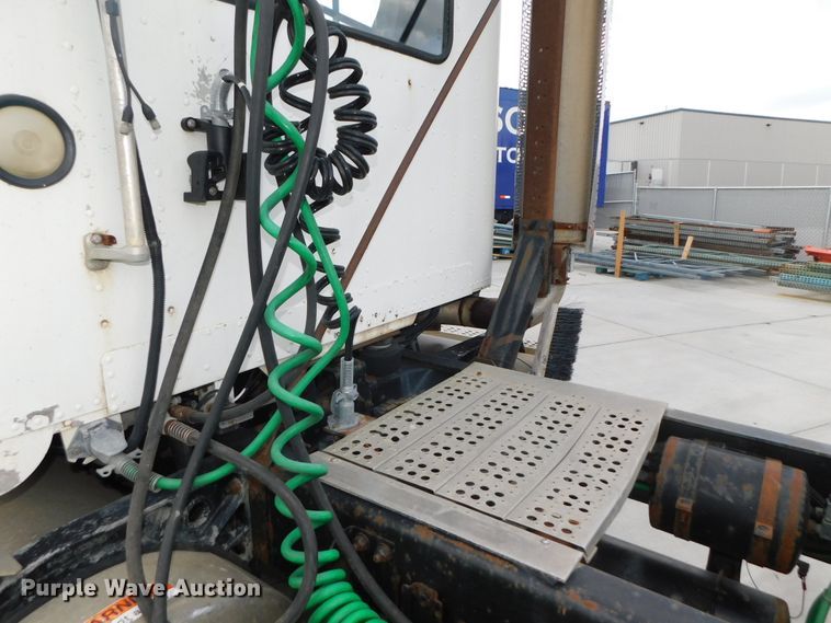 image for item DK8551 1997 Freightliner FLD120  semi truck