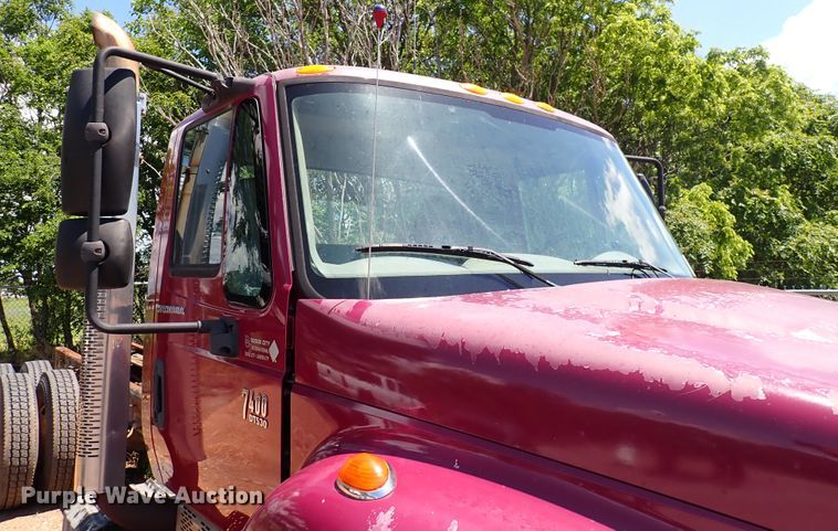 image for item DL7532 2003 International 7400  truck cab and chassis