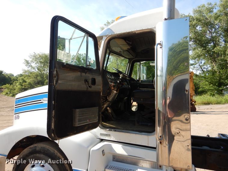 image for item DL8952 1998 Peterbilt 377  semi truck