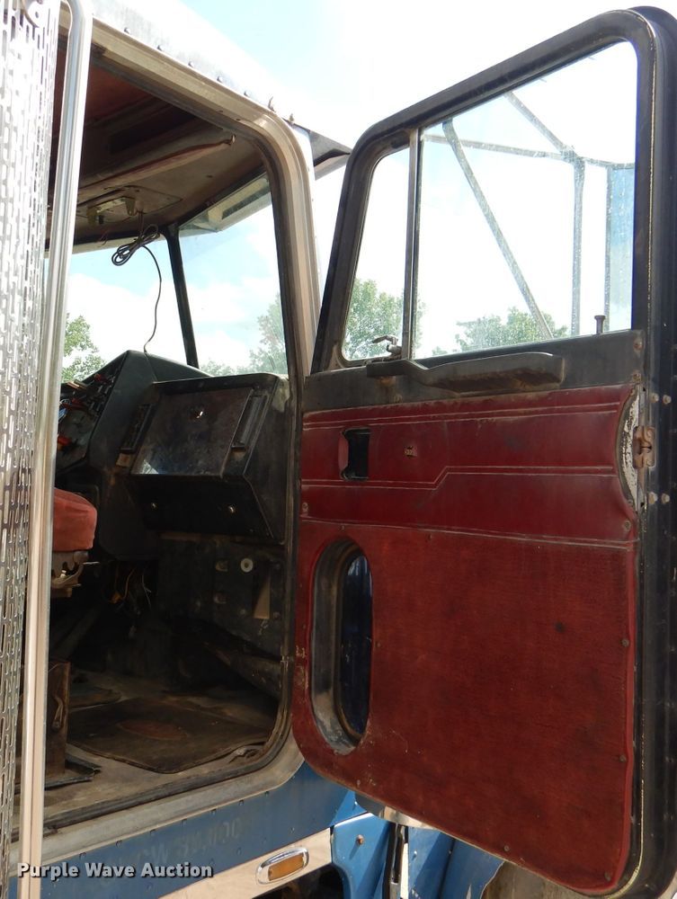 image for item DL8953 1989 Peterbilt 379  semi truck