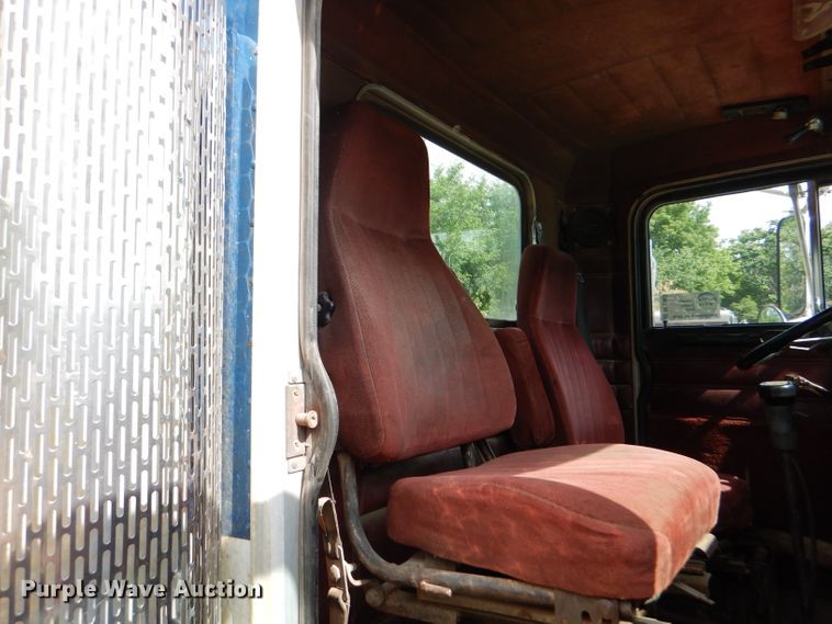 image for item DL8953 1989 Peterbilt 379  semi truck