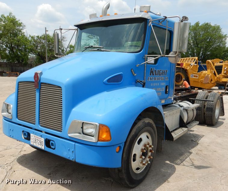 image for item DM0016 2004 Kenworth T300  semi truck