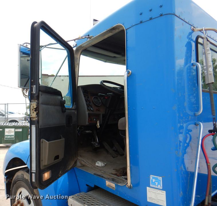 image for item DM0016 2004 Kenworth T300  semi truck