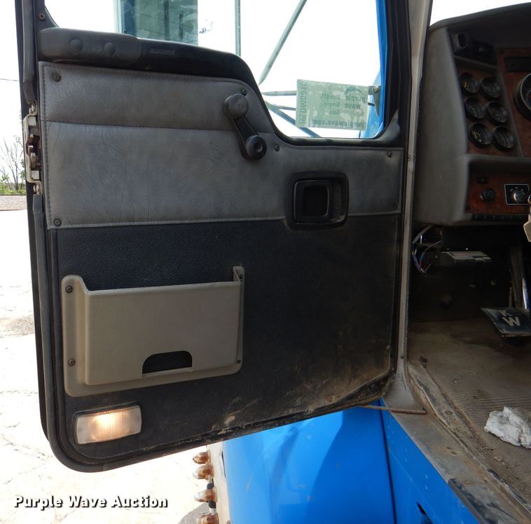 image for item DM0016 2004 Kenworth T300  semi truck