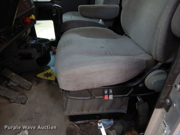 image for item DM0016 2004 Kenworth T300  semi truck