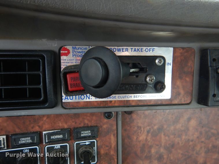 image for item DM0016 2004 Kenworth T300  semi truck