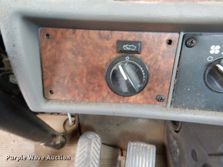 image for item DM0016 2004 Kenworth T300  semi truck