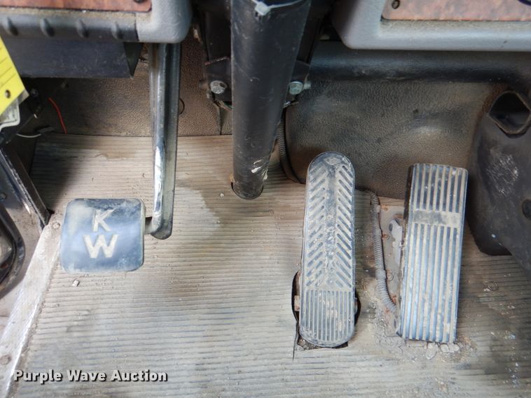 image for item DM0016 2004 Kenworth T300  semi truck