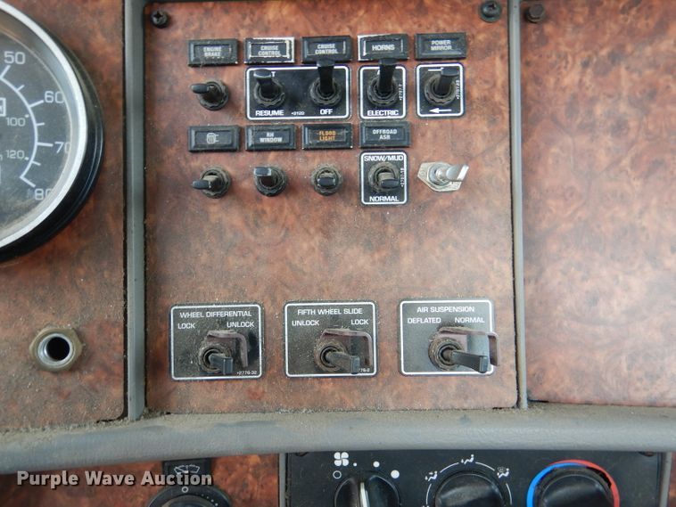 image for item DM0016 2004 Kenworth T300  semi truck