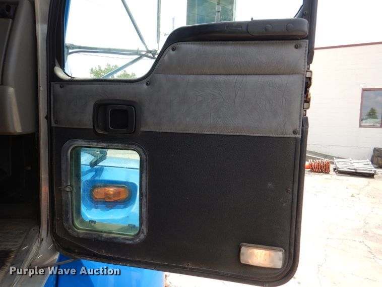 image for item DM0016 2004 Kenworth T300  semi truck