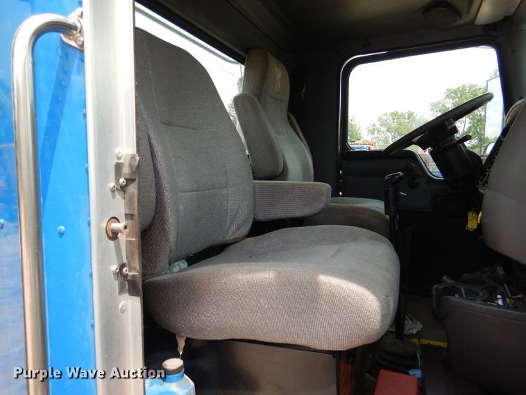 image for item DM0016 2004 Kenworth T300  semi truck