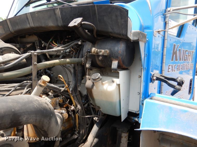 image for item DM0016 2004 Kenworth T300  semi truck