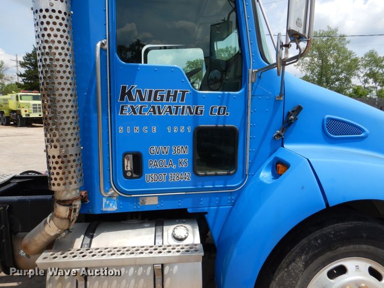 image for item DM0016 2004 Kenworth T300  semi truck