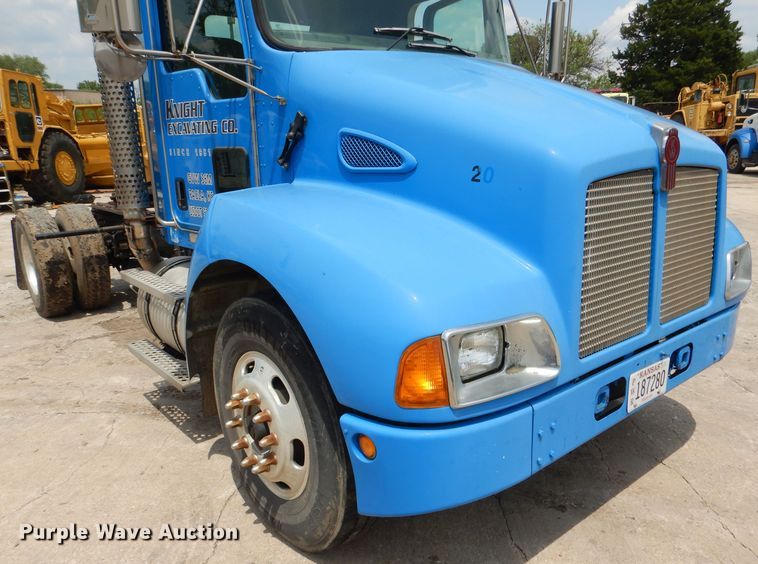 image for item DM0016 2004 Kenworth T300  semi truck
