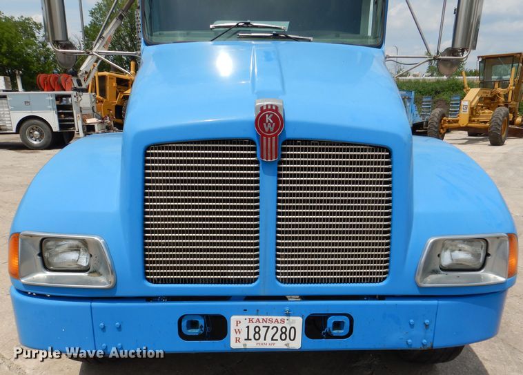 image for item DM0016 2004 Kenworth T300  semi truck