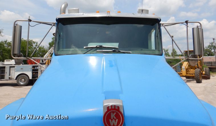 image for item DM0016 2004 Kenworth T300  semi truck