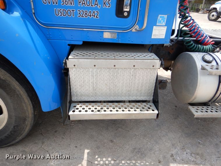 image for item DM0016 2004 Kenworth T300  semi truck