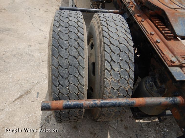 image for item DM0016 2004 Kenworth T300  semi truck