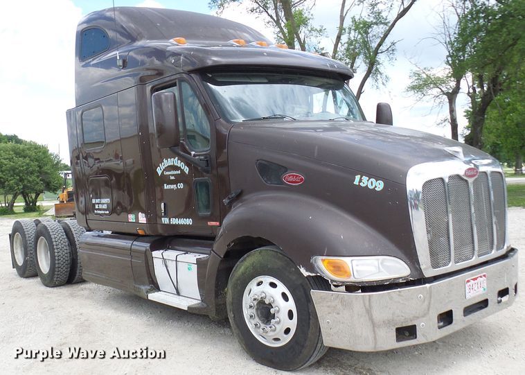 image for item DM3021 2005 Peterbilt 387  semi truck