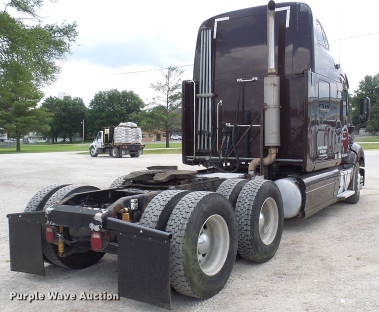 image for item DM3021 2005 Peterbilt 387  semi truck